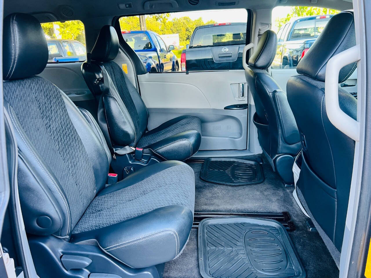 Used 2014 Toyota Sienna SE FWD image 15