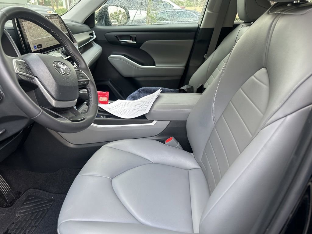 Used 2024 Toyota Highlander XLE FWD image 5