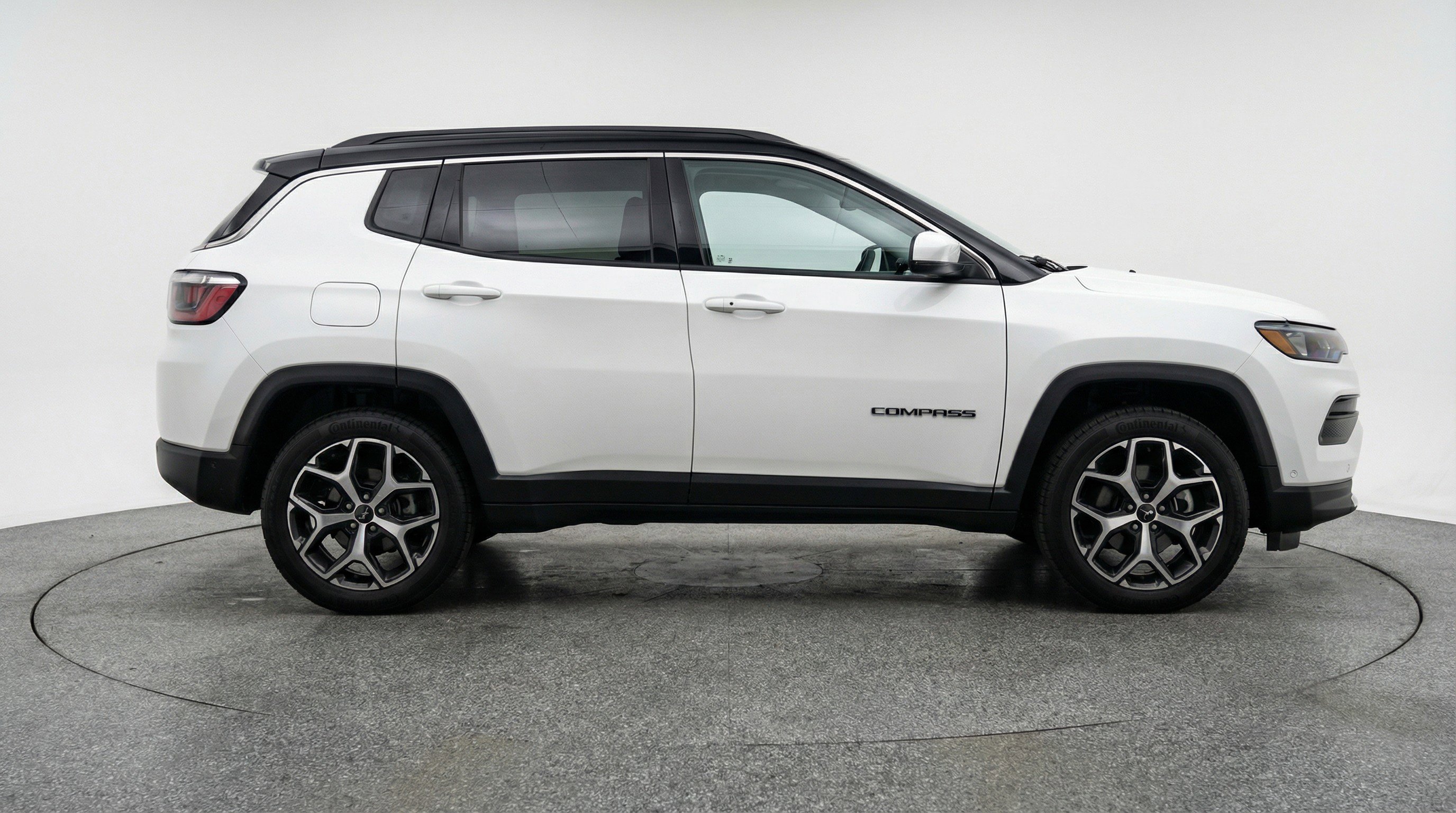 Used 2025 Jeep Compass Limited image 11