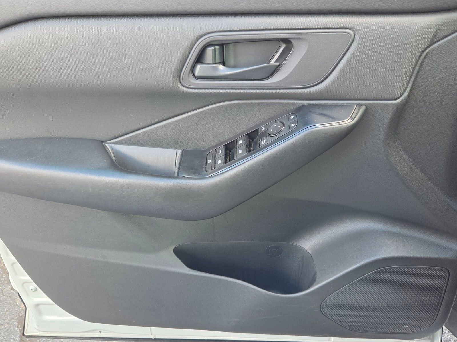 Used 2024 Nissan Rogue S image 28