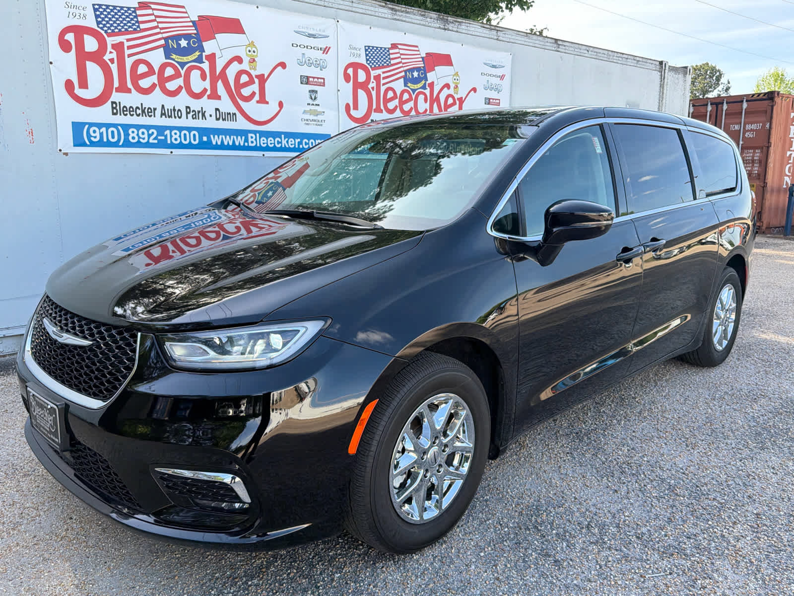 Used 2024 Chrysler Pacifica Touring-L FWD image 6