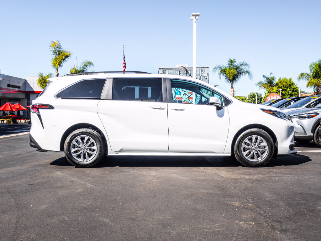 Certified 2024 Toyota Sienna LE w/ LE Plus Package FWD image 11
