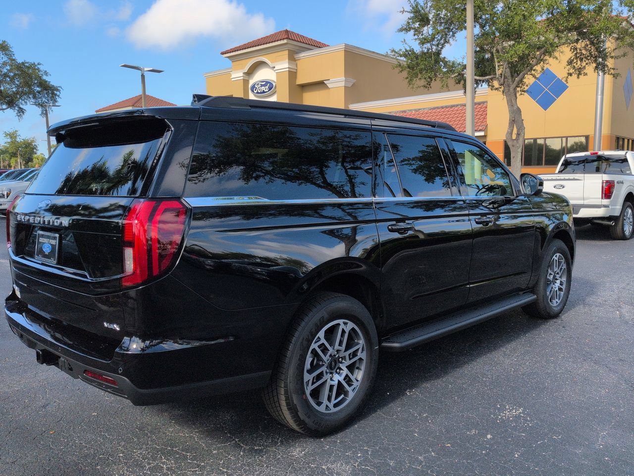 New 2026 Ford Expedition Max Active RWD image 4