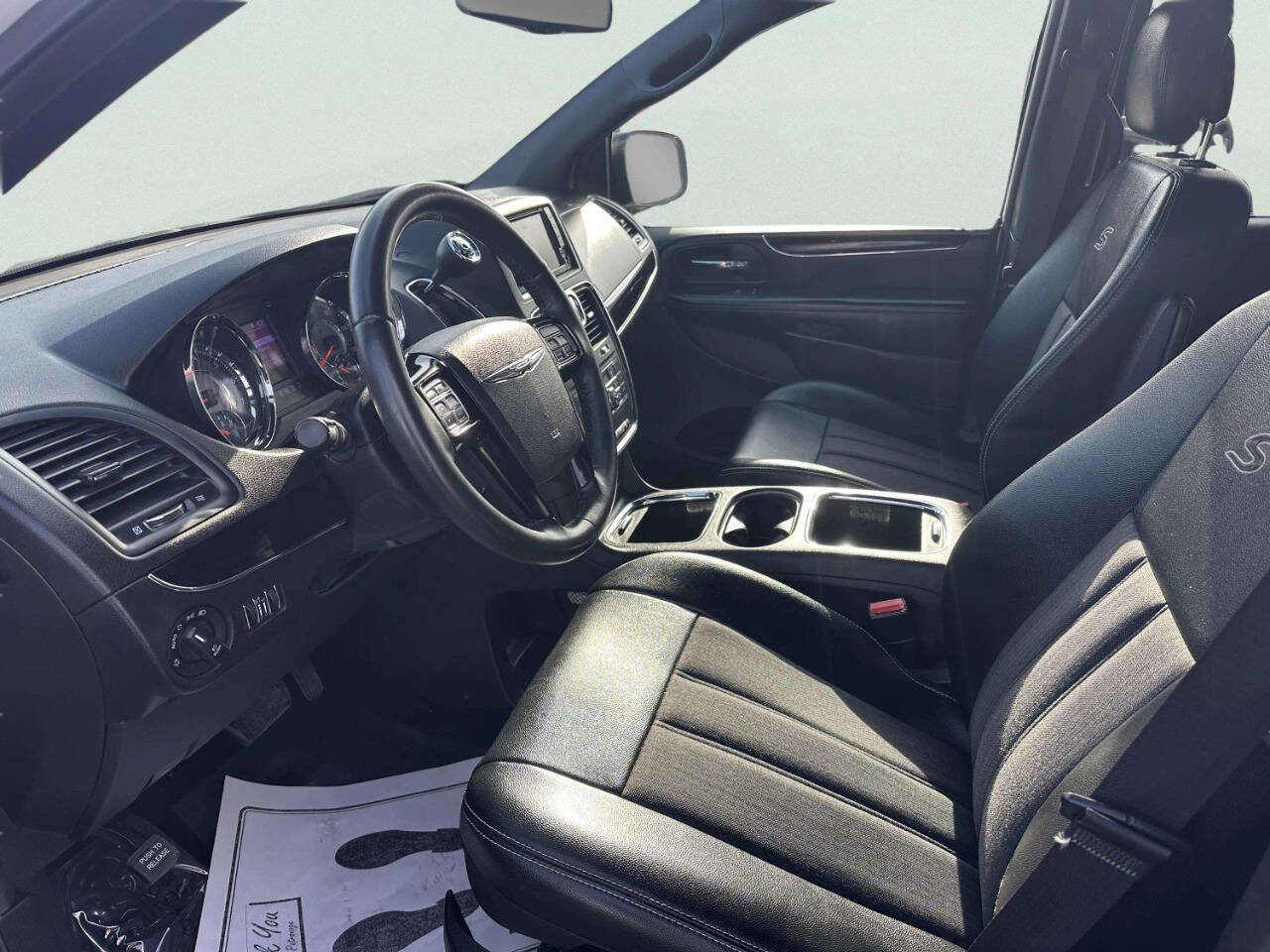 Used 2016 Chrysler Town & Country S FWD image 10