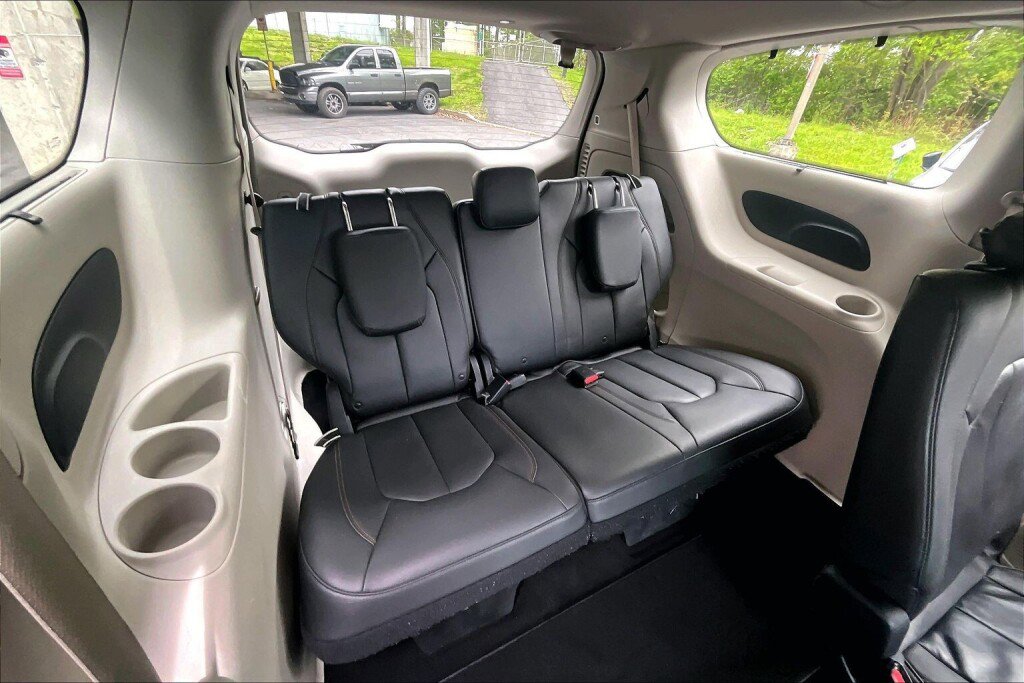 Used 2017 Chrysler Pacifica Touring-L FWD image 17