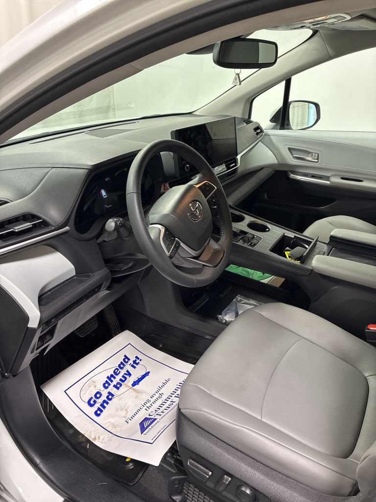 Used 2025 Toyota Sienna XLE AWD/4WD image 13
