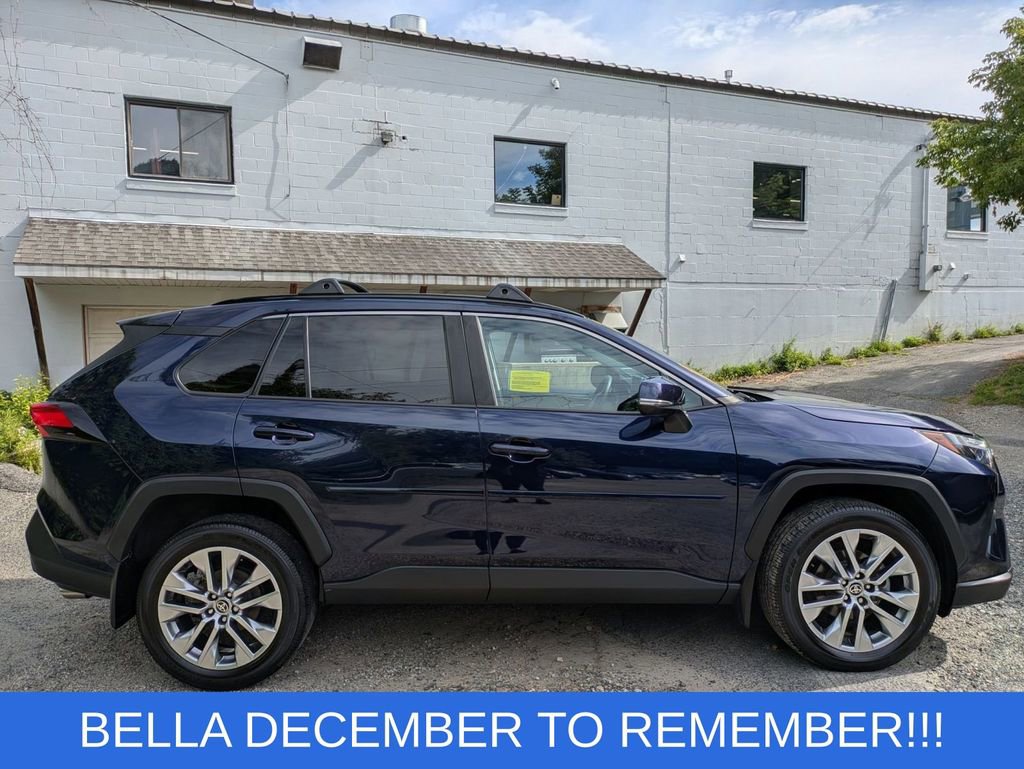 Used 2022 Toyota RAV4 XLE Premium image 3