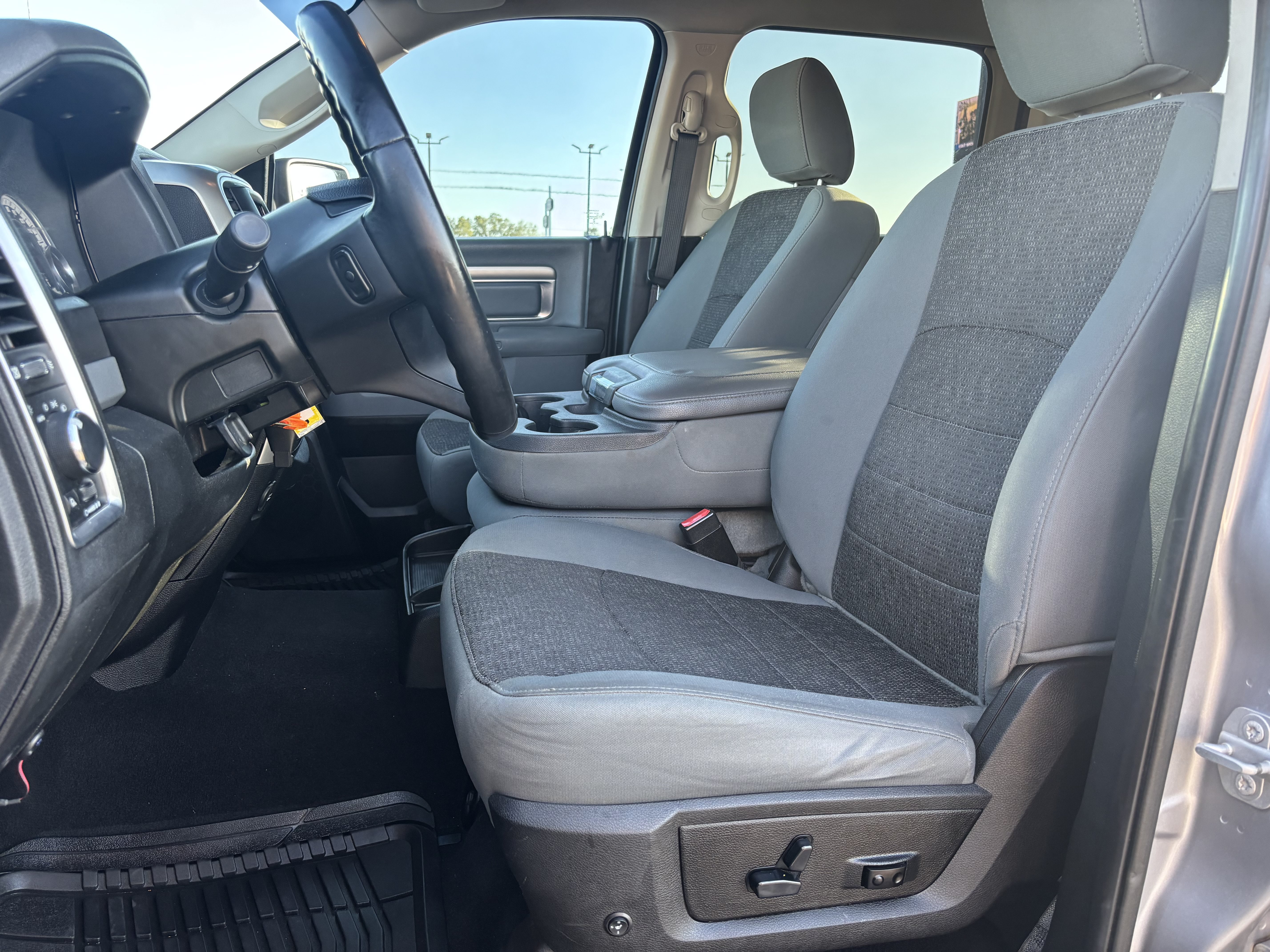 Used 2019 RAM 1500 Classic SLT w/ Luxury Group AWD/4WD image 10