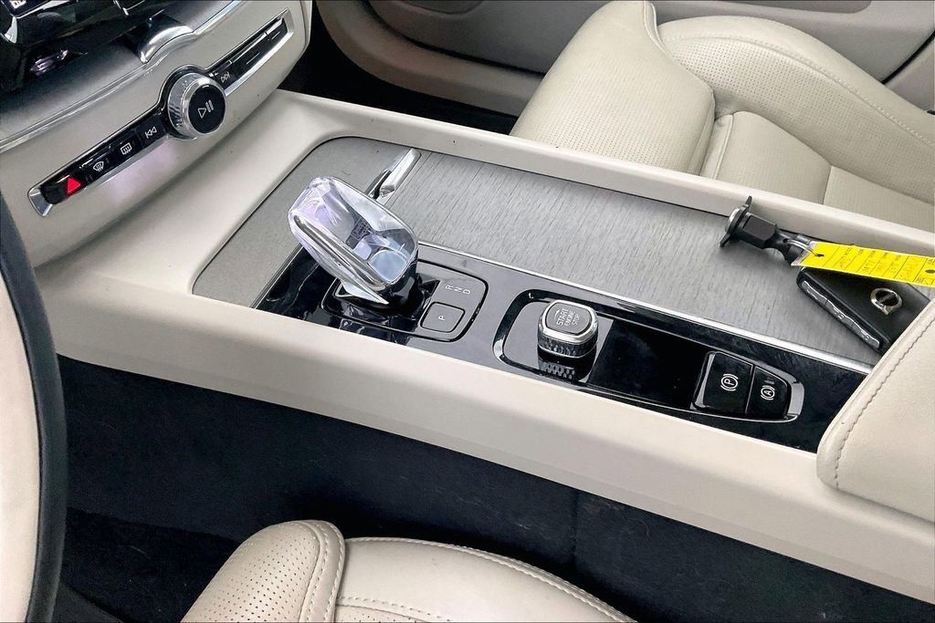 Certified 2023 Volvo XC60 B5 Ultimate w/ Climate Package image 19
