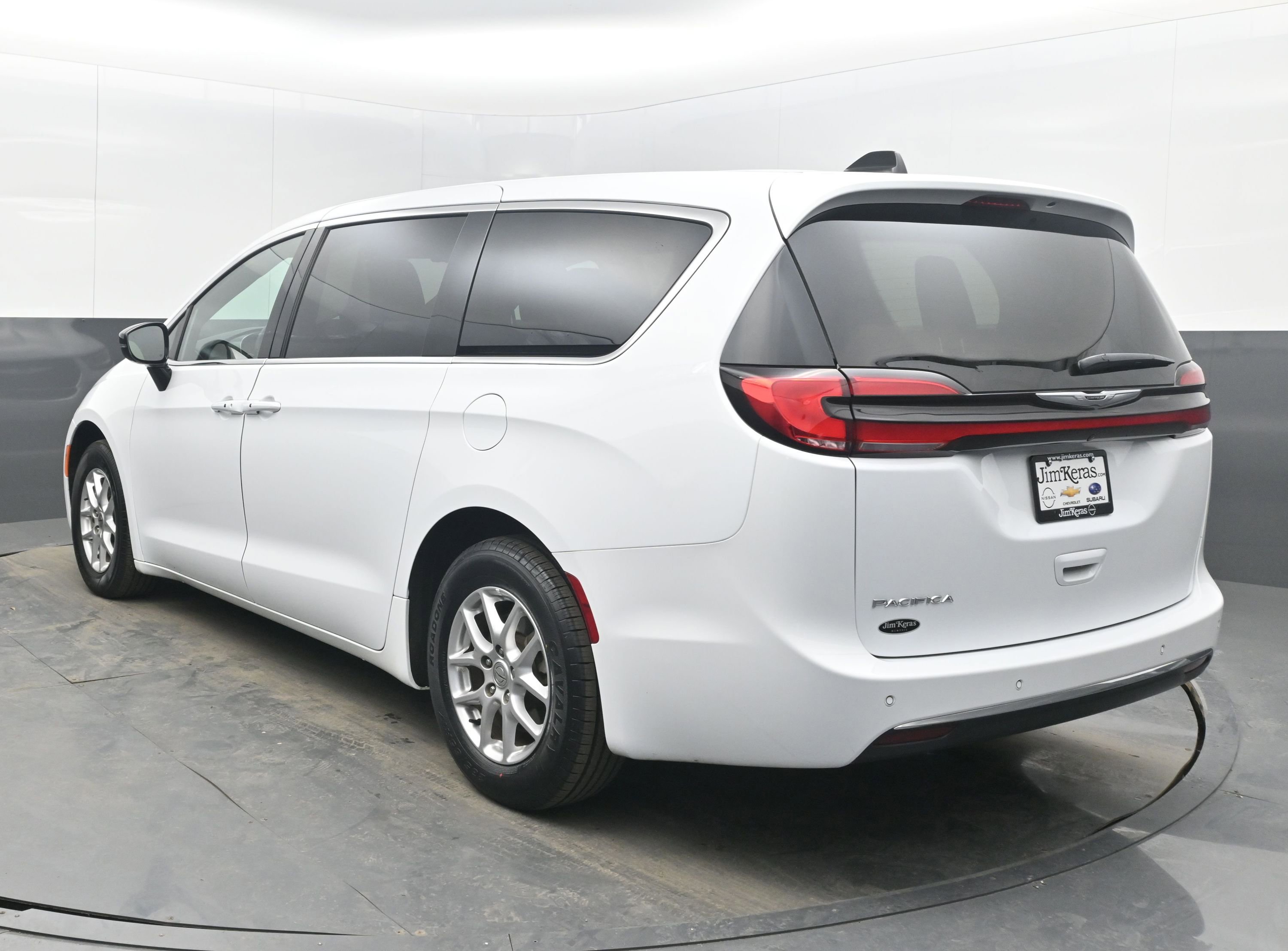 Used 2025 Chrysler Pacifica Select image 6