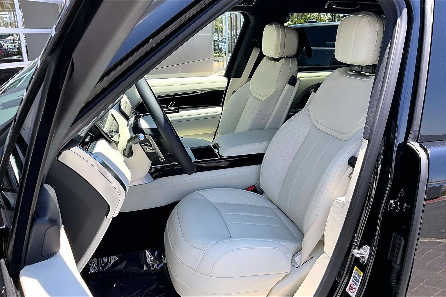 New 2026 Land Rover Range Rover Long Wheelbase SE AWD/4WD image 9