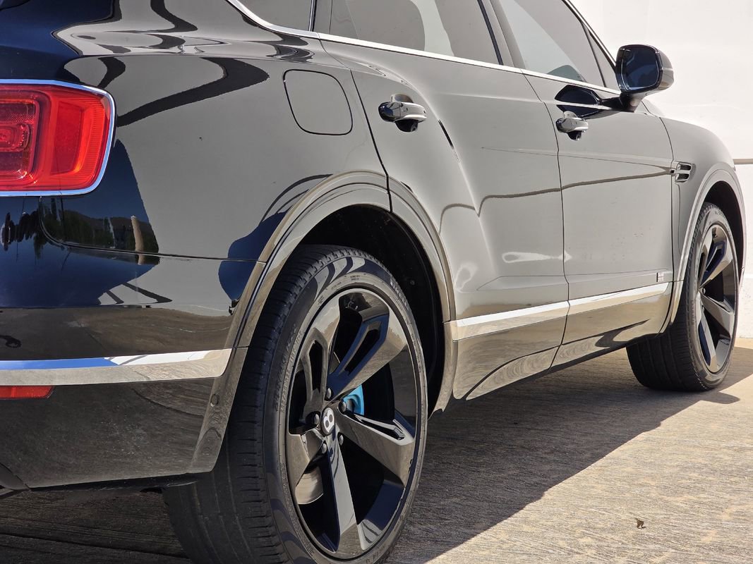 Used 2017 Bentley Bentayga image 38