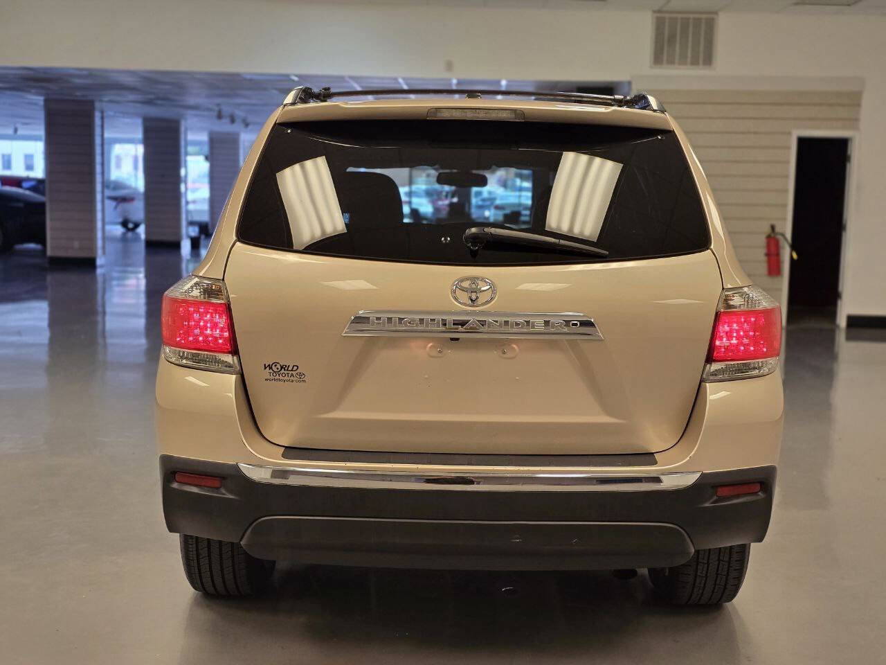 Used 2012 Toyota Highlander SE FWD image 4