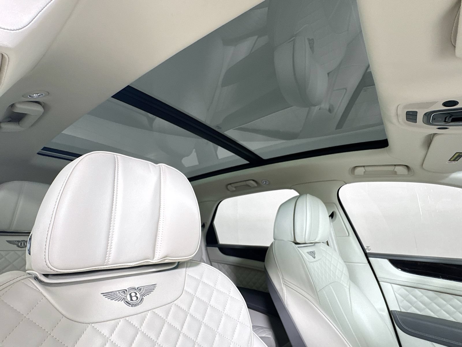 Certified 2020 Bentley Bentayga Plug-In Hybrid AWD/4WD image 22