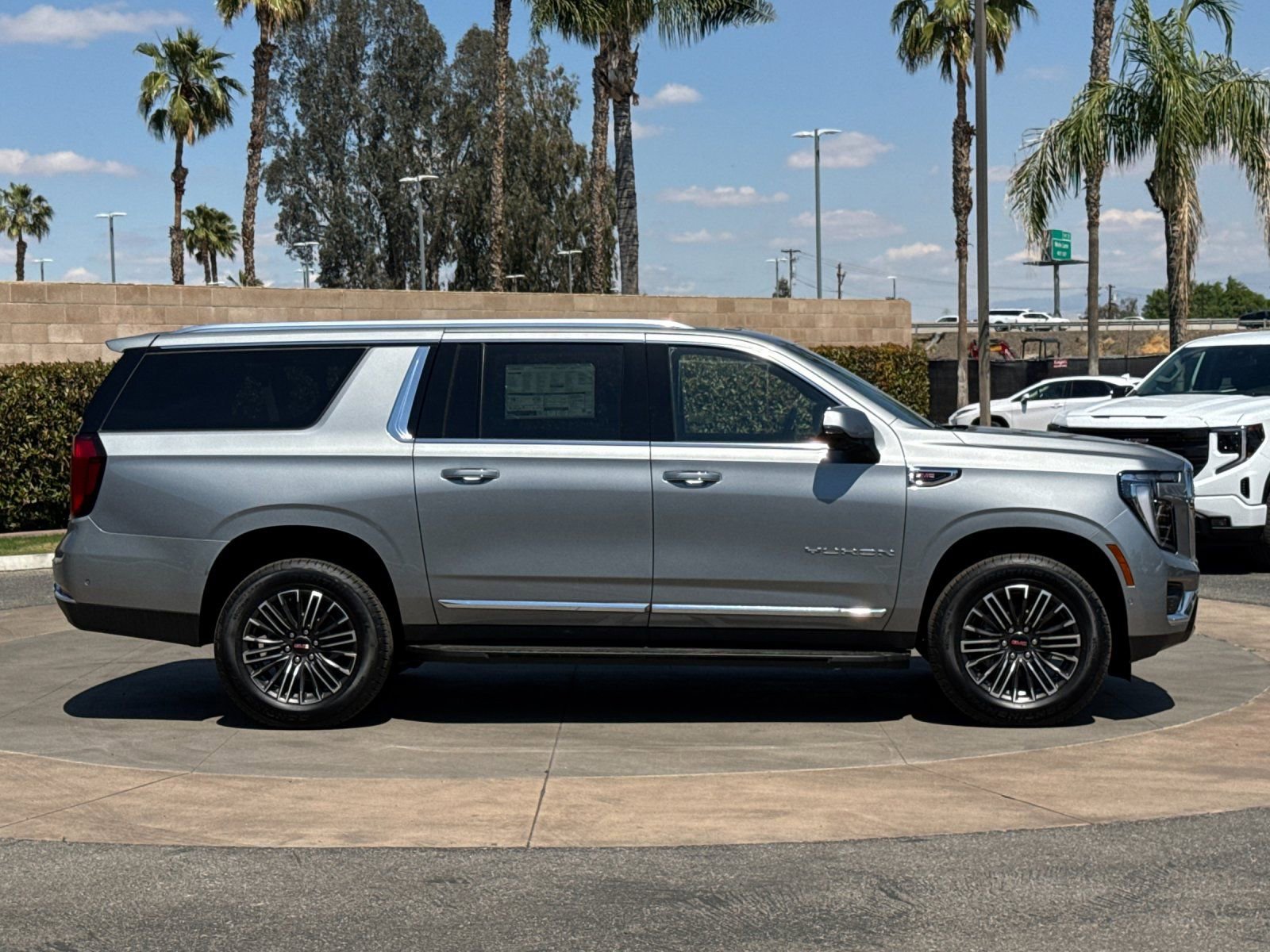 New 2026 GMC Yukon XL Elevation w/ Elevation Premium Package AWD/4WD video 3