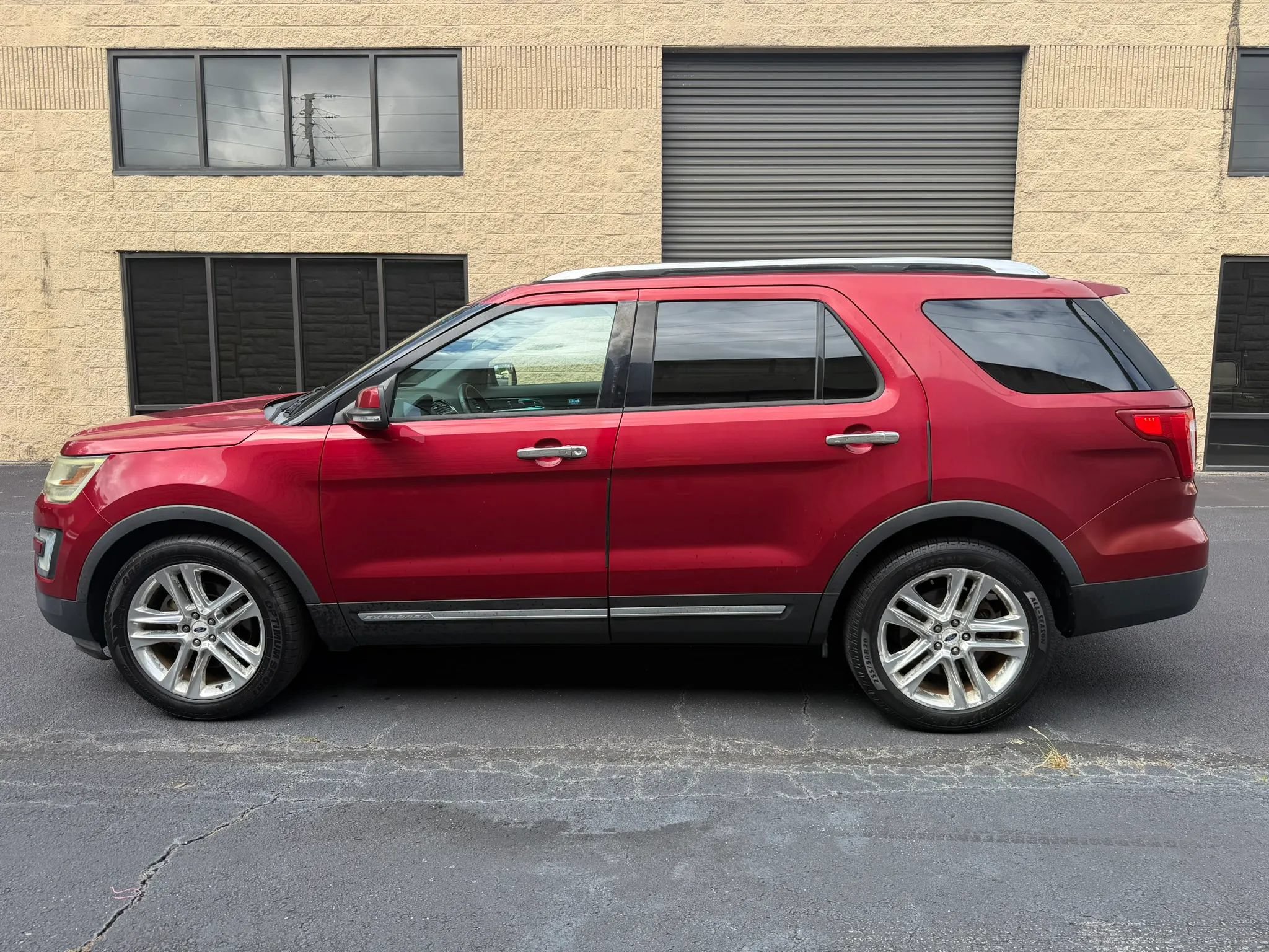 Used 2017 Ford Explorer Limited FWD image 2