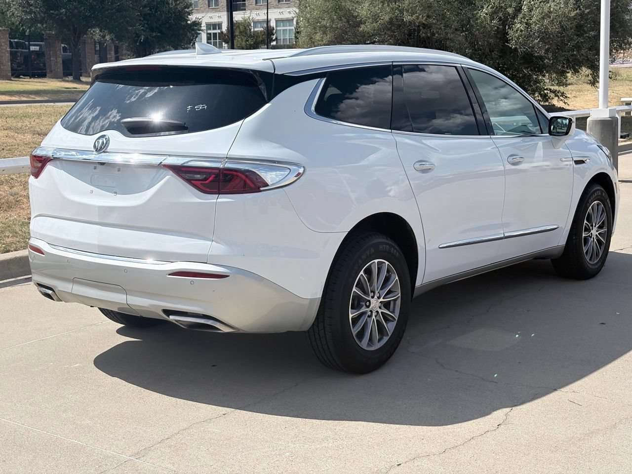 Used 2022 Buick Enclave Essence FWD image 4
