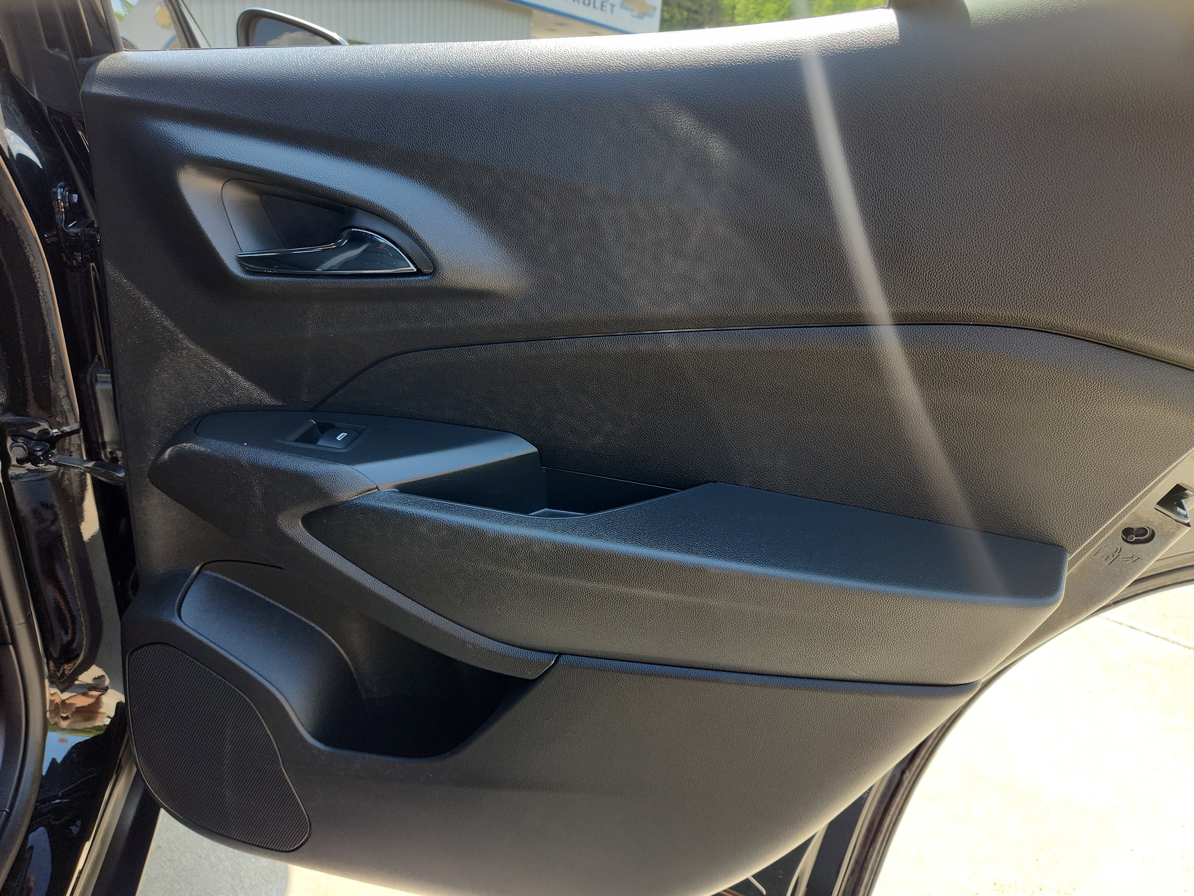 Used 2025 Chevrolet Trax RS w/ Sunroof Package FWD image 45