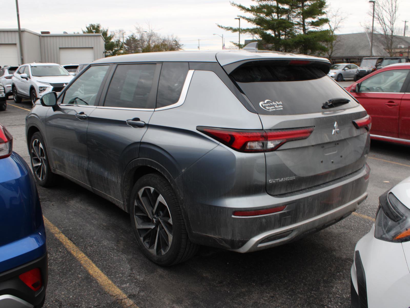 Used 2022 Mitsubishi Outlander SE image 8