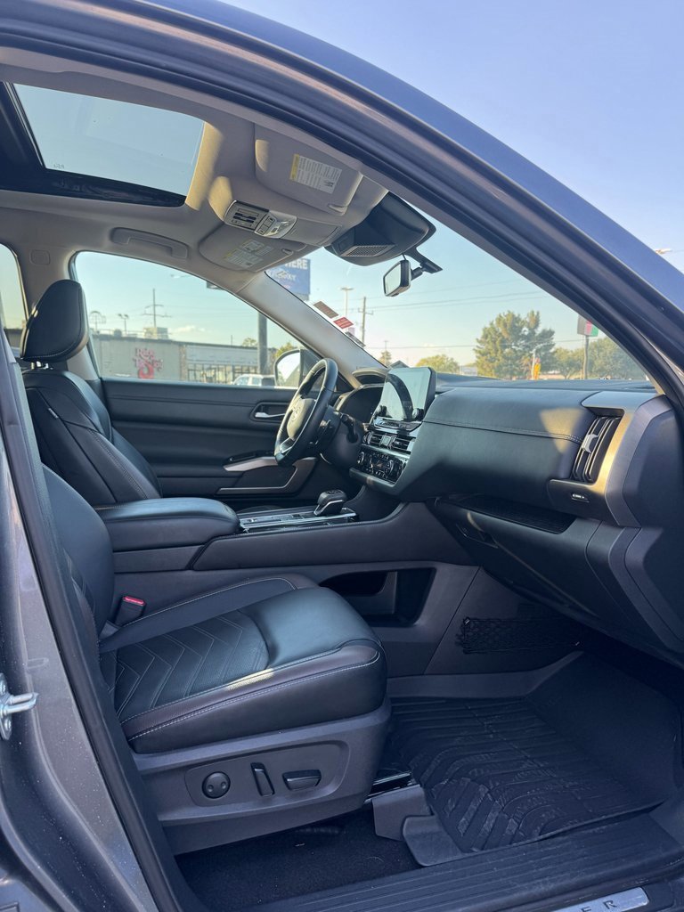 Used 2023 Nissan Pathfinder Platinum w/ Black Appearance Package image 9