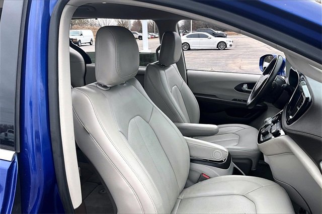 Used 2021 Chrysler Pacifica Touring-L image 29