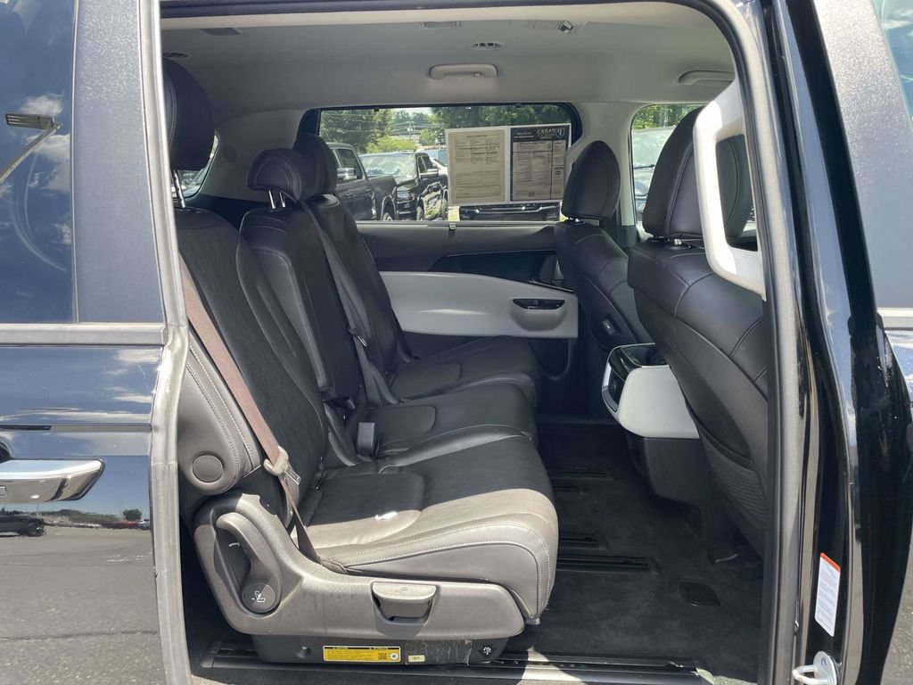 Used 2024 Kia Carnival EX FWD image 17