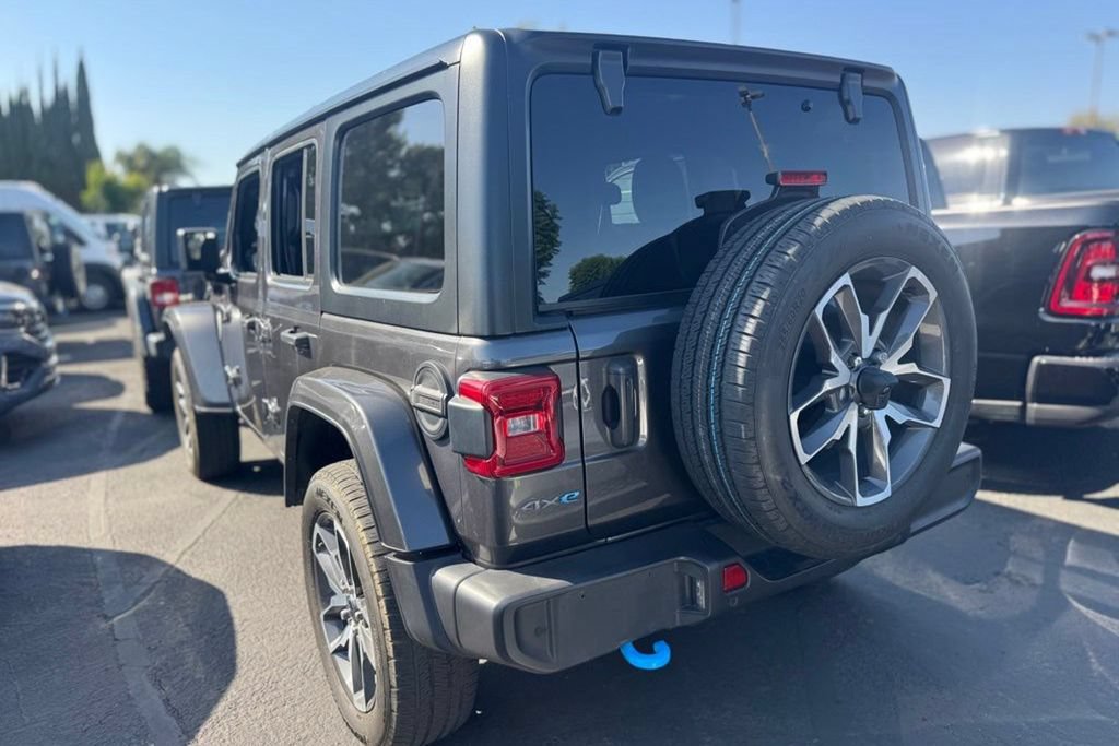 Used 2024 Jeep Wrangler Unlimited w/ Convenience Group AWD/4WD image 3