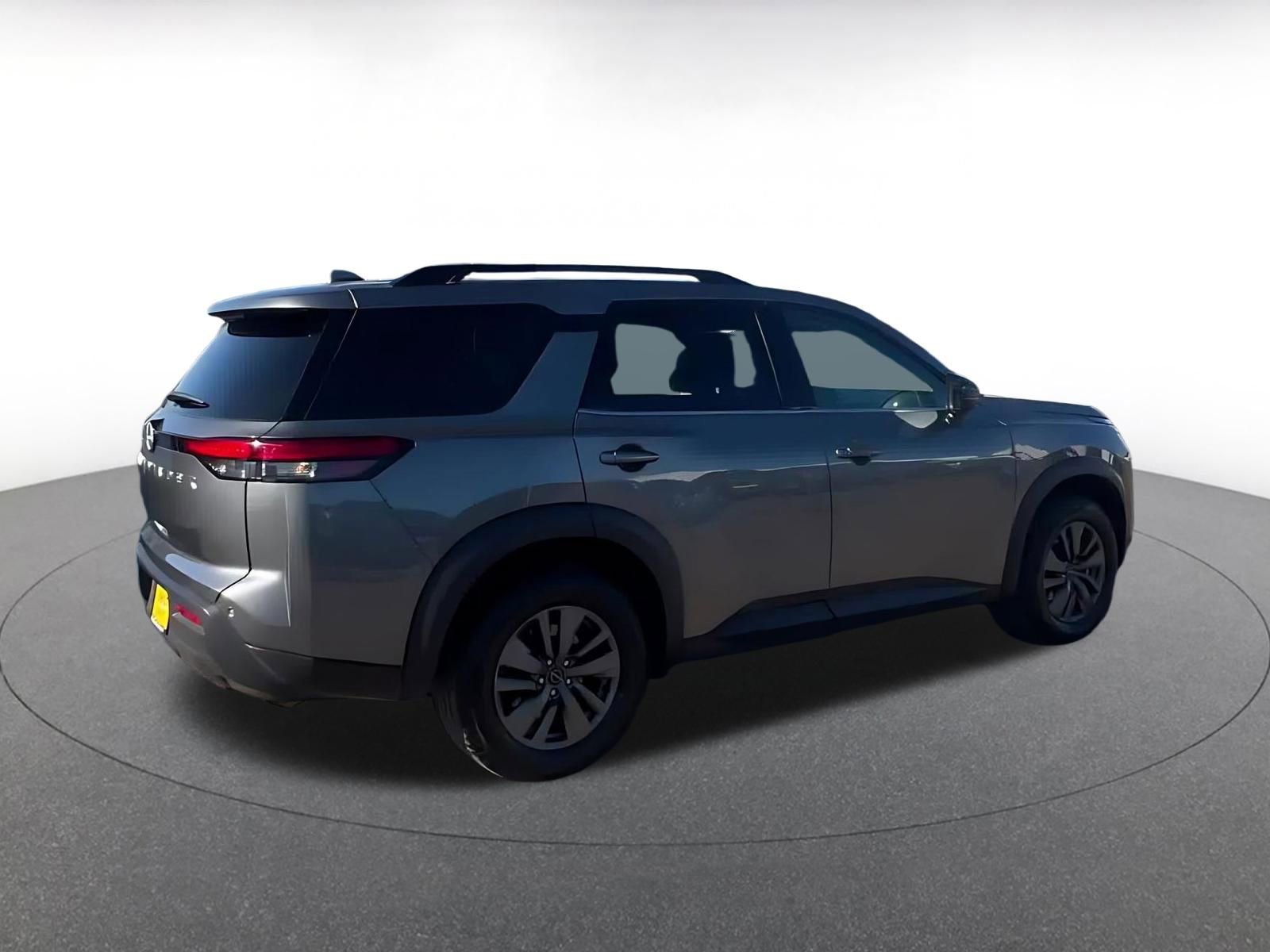 Used 2025 Nissan Pathfinder SV image 15