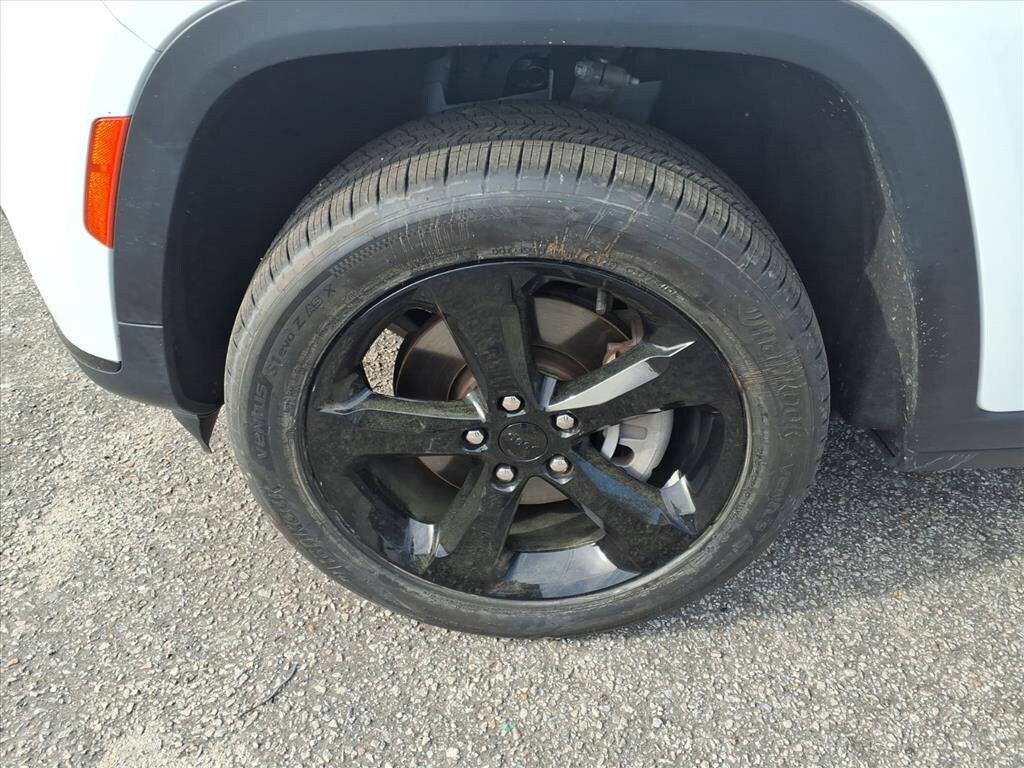Used 2023 Jeep Grand Cherokee L Laredo RWD image 6