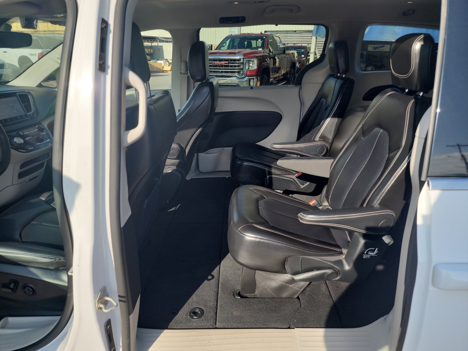 Used 2024 Chrysler Pacifica Touring-L FWD image 16
