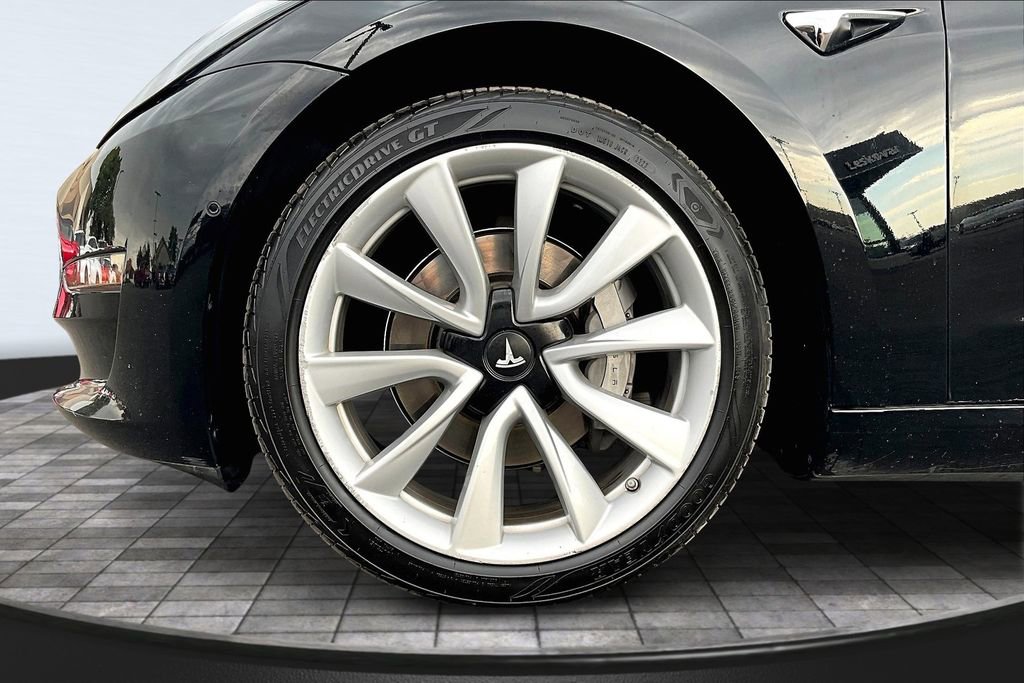 Used 2018 Tesla Model 3 Long Range image 9