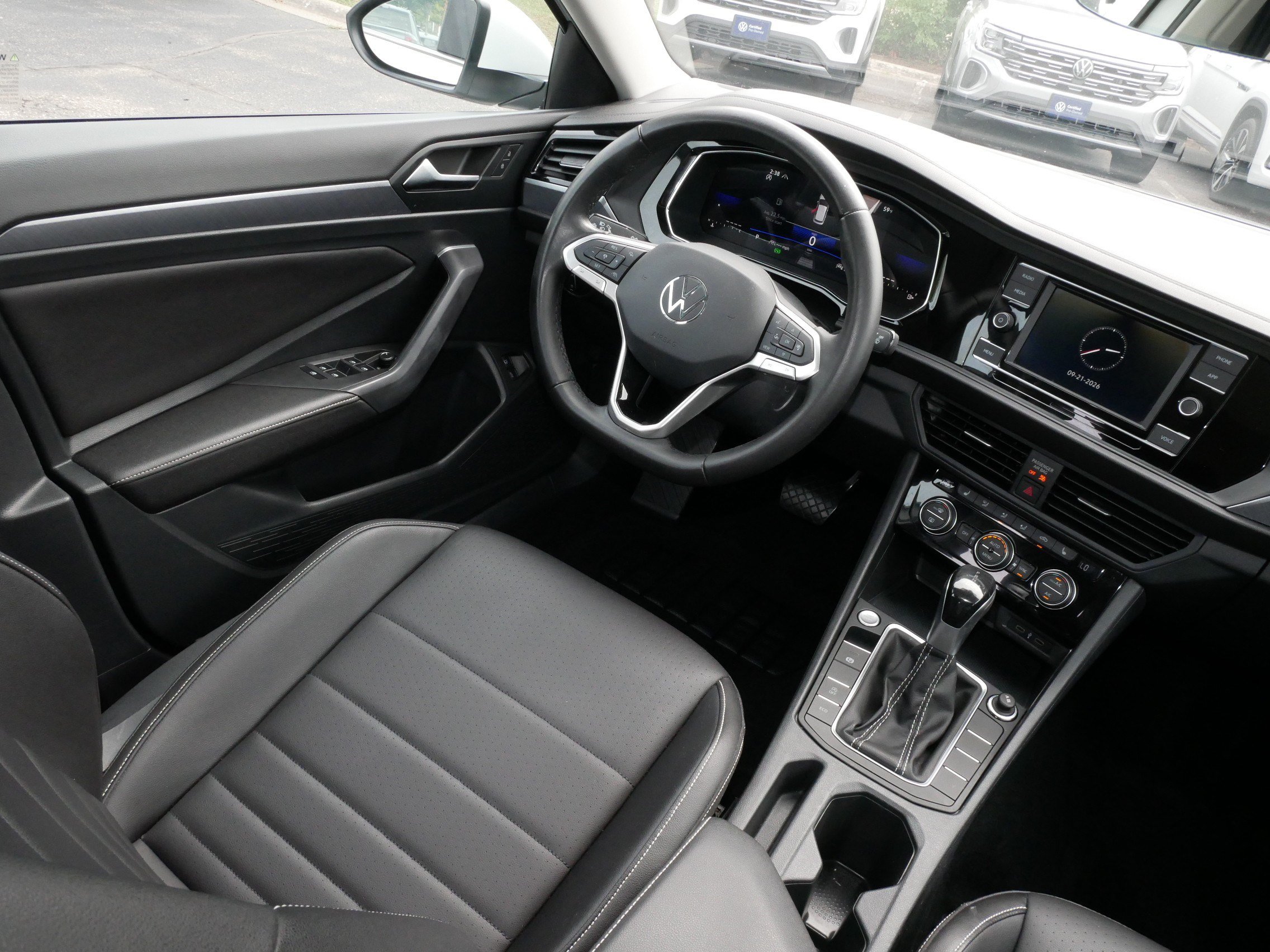 Certified 2023 Volkswagen Jetta SE w/ Panoramic Sunroof Package FWD image 9