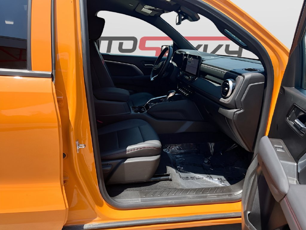 Used 2025 Chevrolet Colorado Z71 w/ Technology Package AWD/4WD image 28