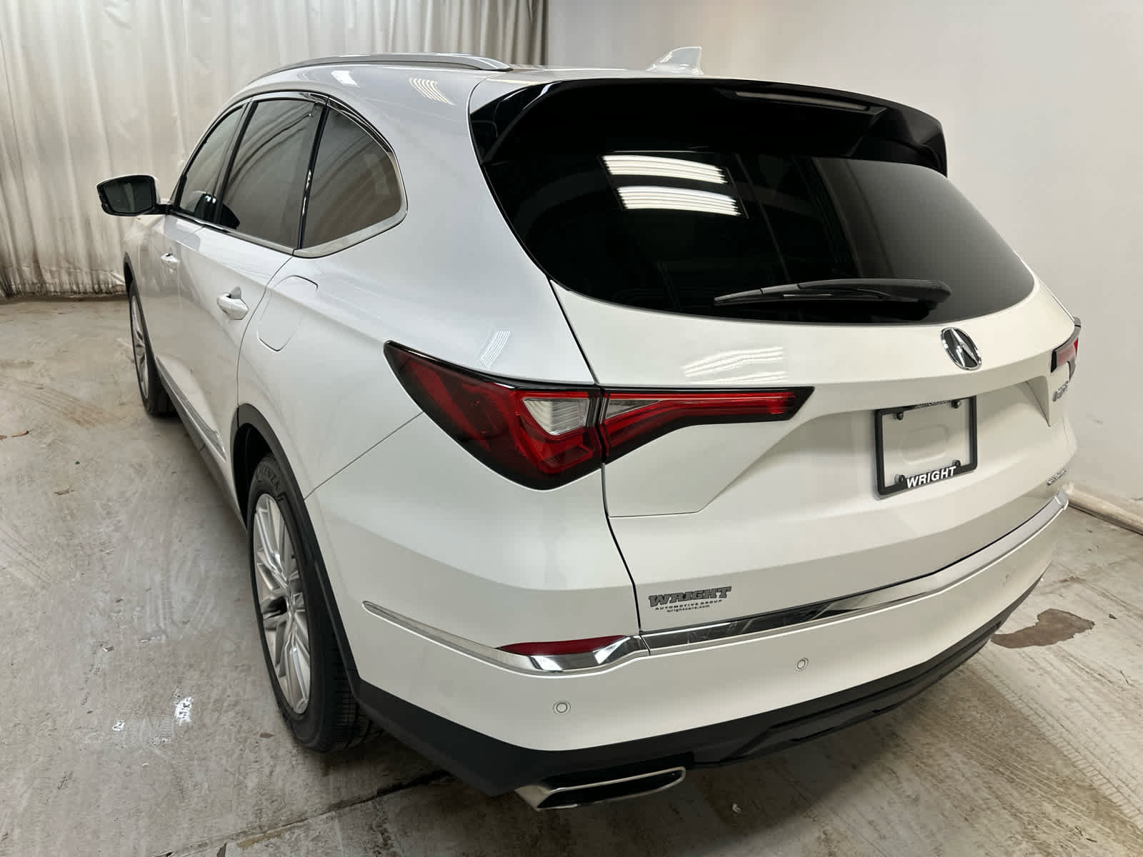 Used 2022 Acura MDX SH-AWD w/ Advance Package image 2