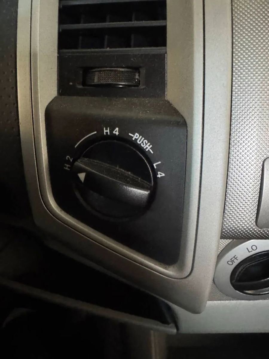 Used 2011 Toyota Tacoma 4x4 Access Cab V6 w/ TRD Sport Pkg image 4