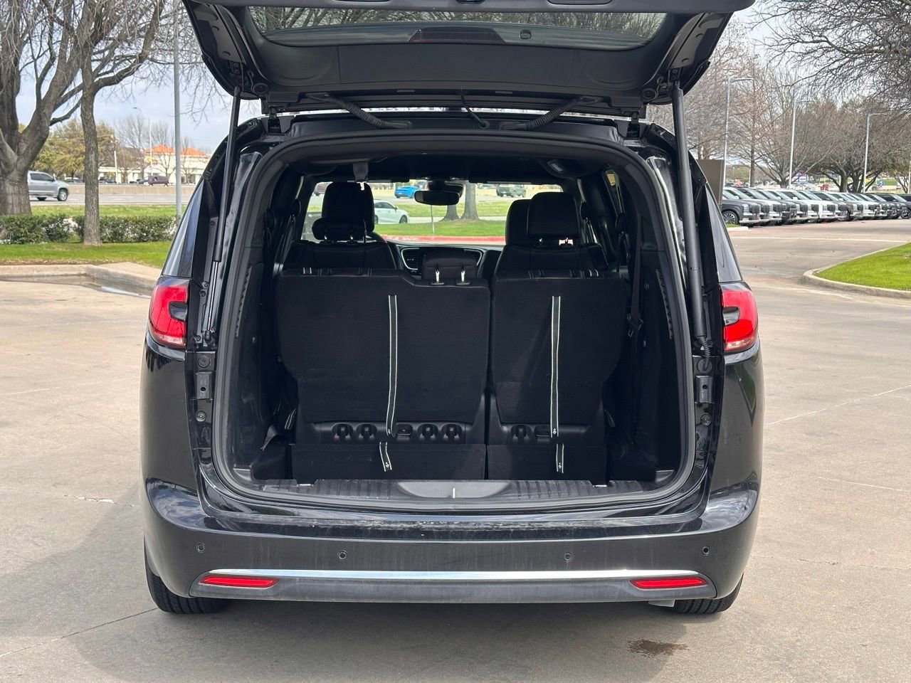 Used 2026 Chrysler Pacifica Select image 15