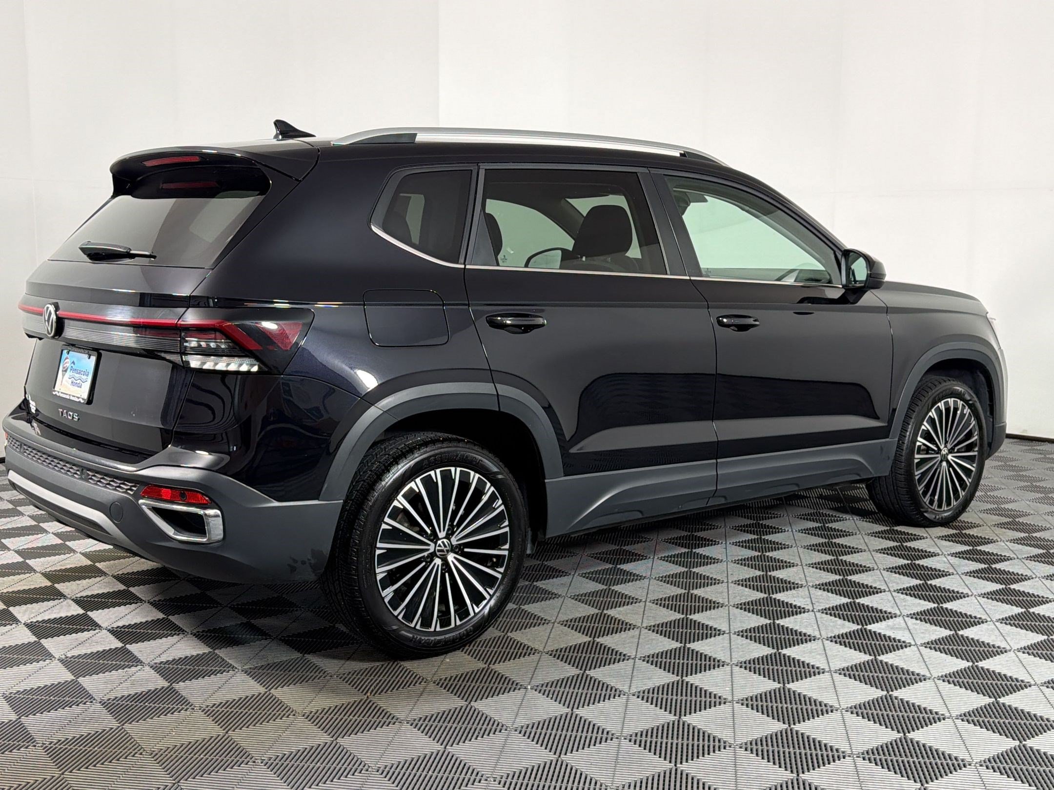 Used 2025 Volkswagen Taos SE FWD image 7