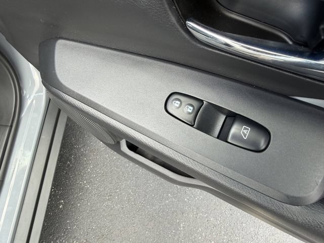 Used 2023 Nissan Kicks SR w/ SR Premium Package FWD image 32