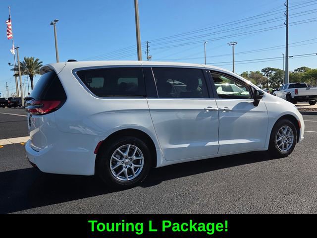 Used 2024 Chrysler Pacifica Touring-L FWD image 7