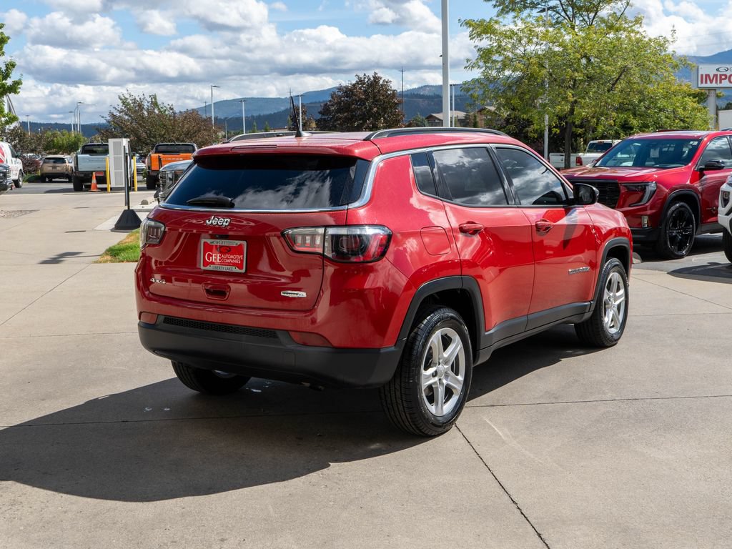 Used 2023 Jeep Compass Latitude w/ Sun and Sound Group AWD/4WD image 7