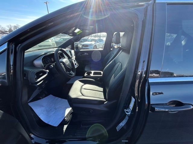 Used 2025 Chrysler Pacifica Select image 10