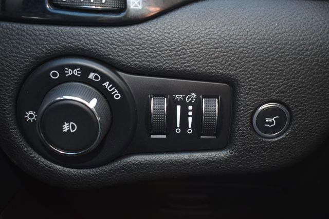 Used 2019 Jeep Cherokee Latitude Plus AWD/4WD image 19