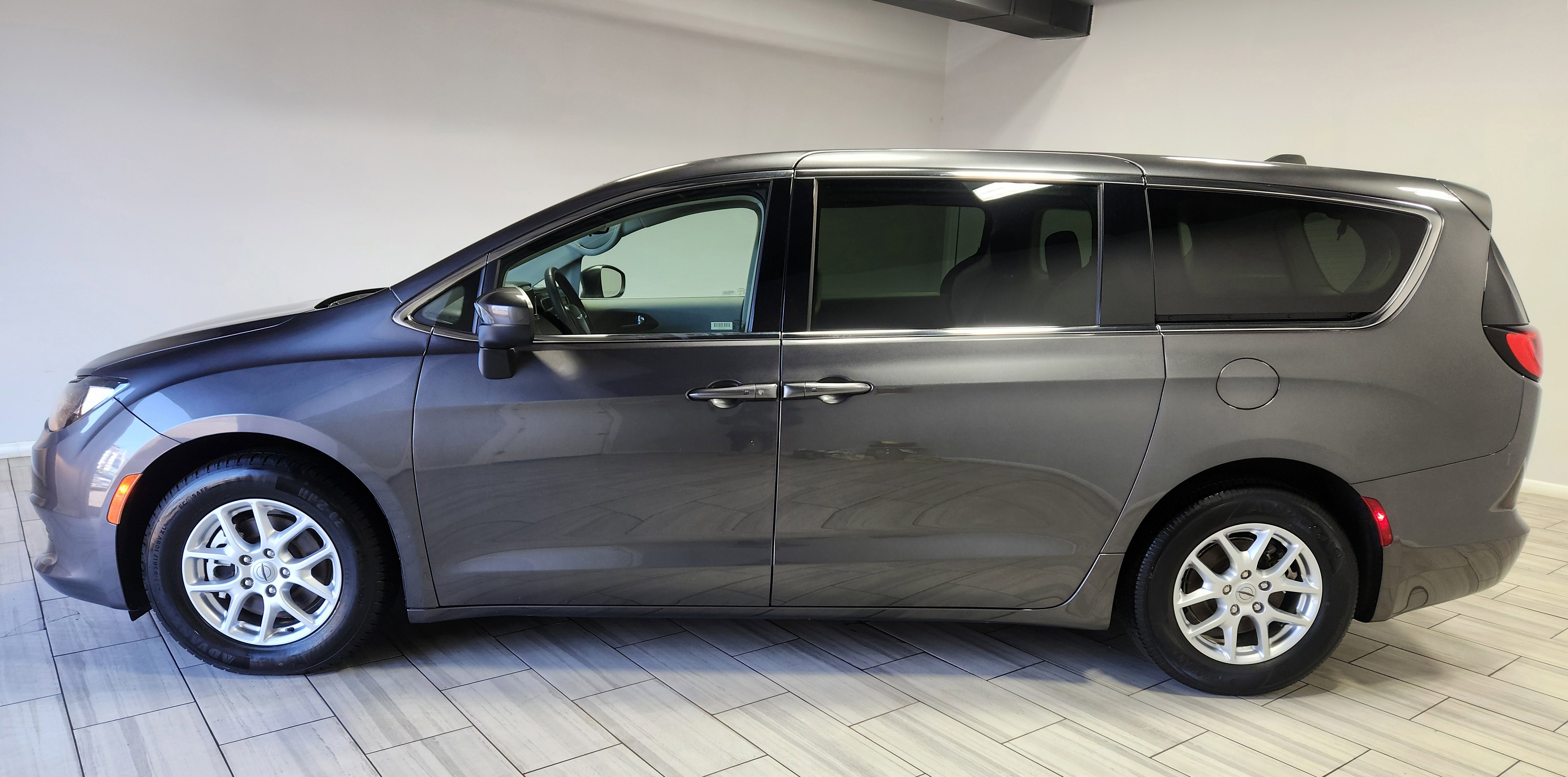 Used 2023 Chrysler Voyager LX FWD image 2