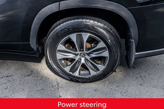 Used 2023 Toyota Highlander XLE AWD/4WD image 16