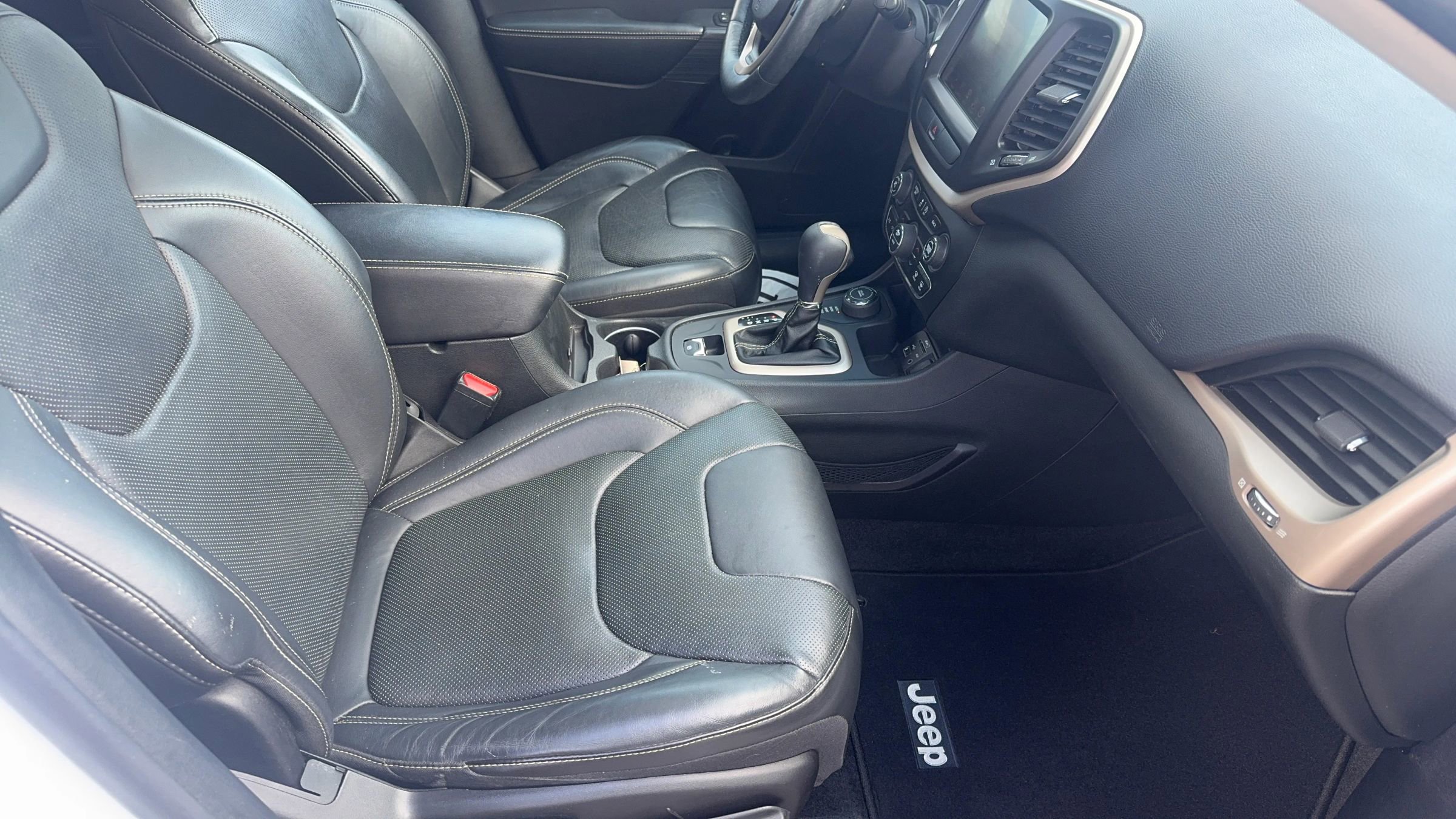 Used 2015 Jeep Cherokee Limited w/ Luxury Group AWD/4WD image 17