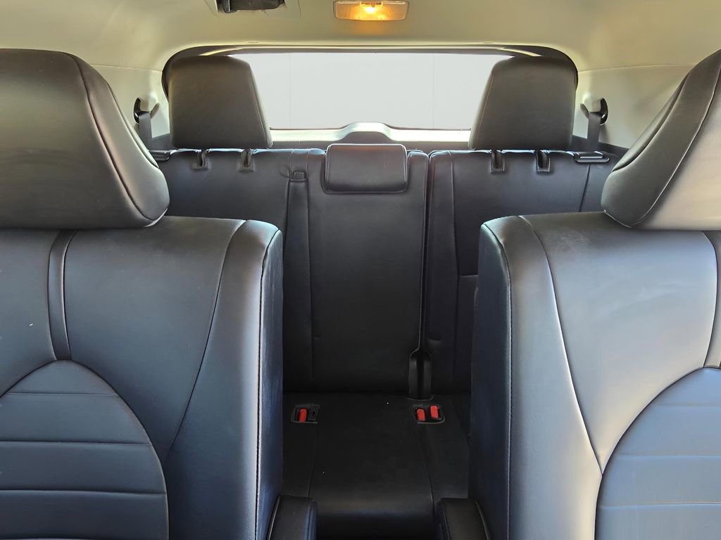 Used 2021 Toyota Highlander XLE AWD/4WD image 9