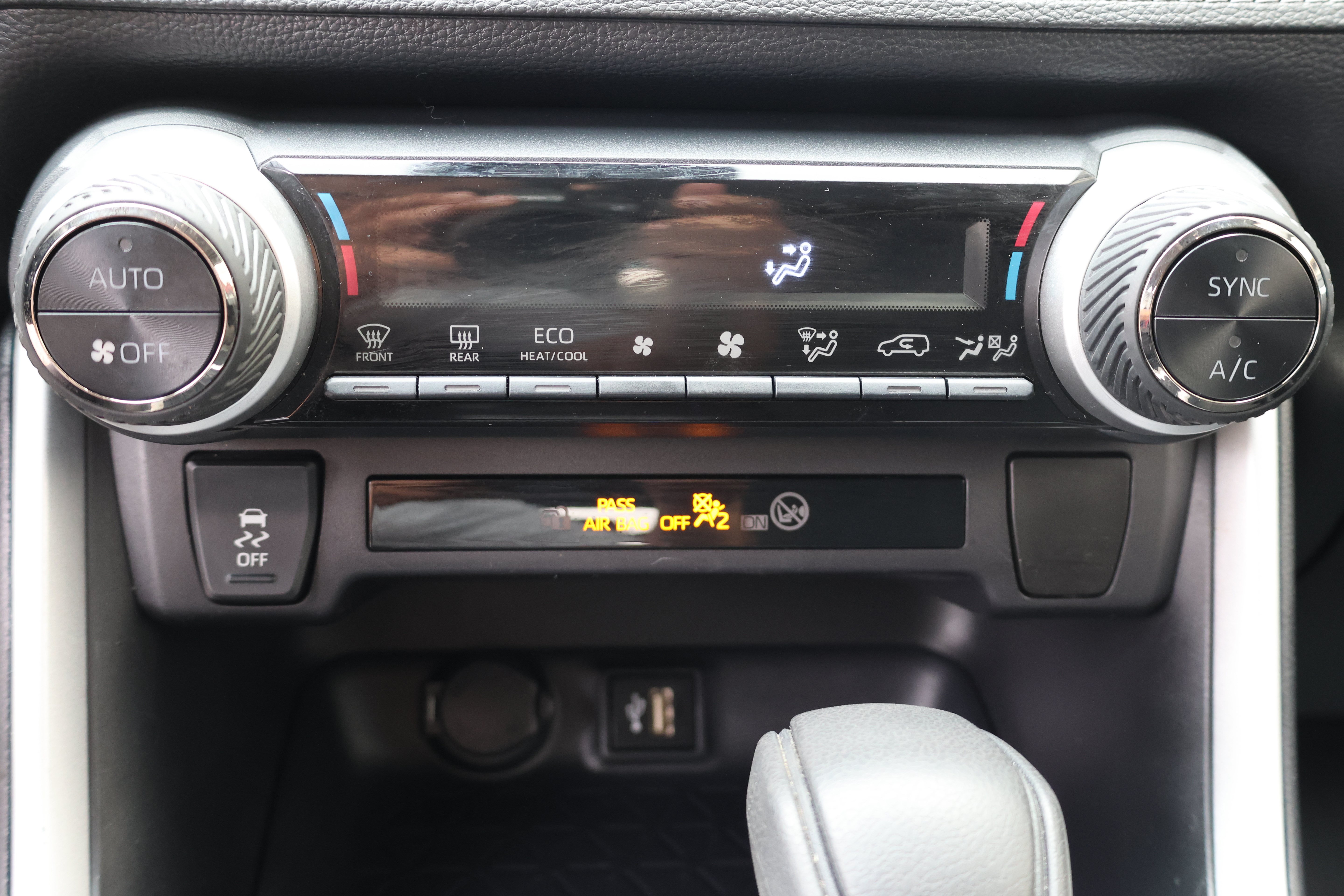 Used 2025 Toyota RAV4 LE AWD/4WD image 30