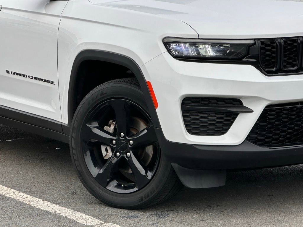 Used 2023 Jeep Grand Cherokee Altitude image 2