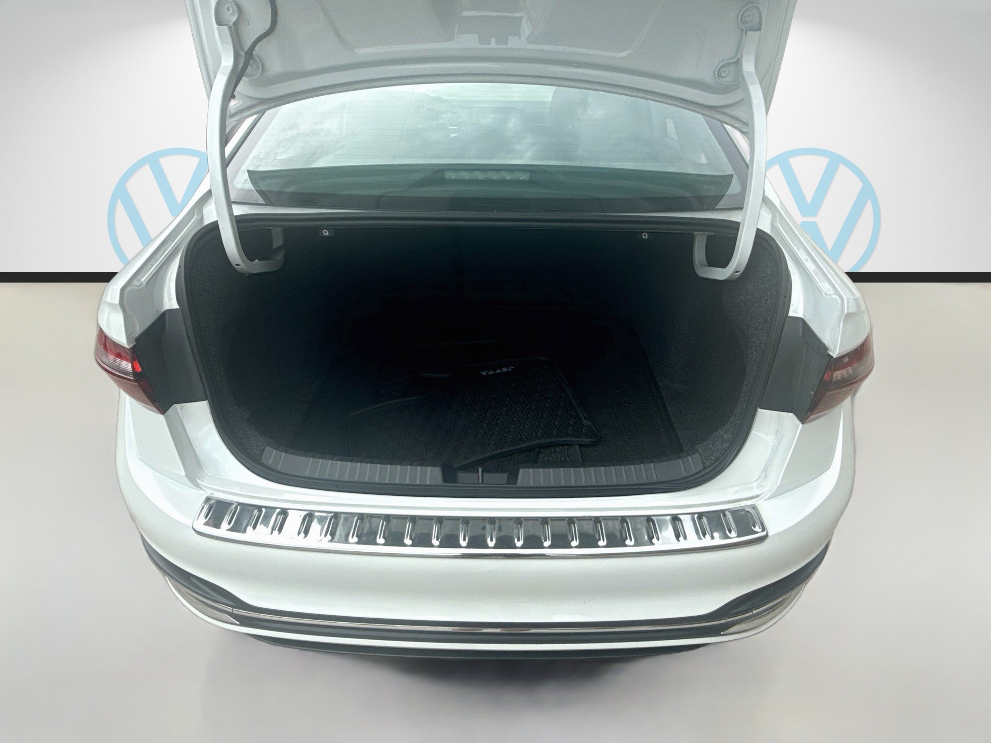 Used 2025 Volkswagen Jetta SEL FWD image 26
