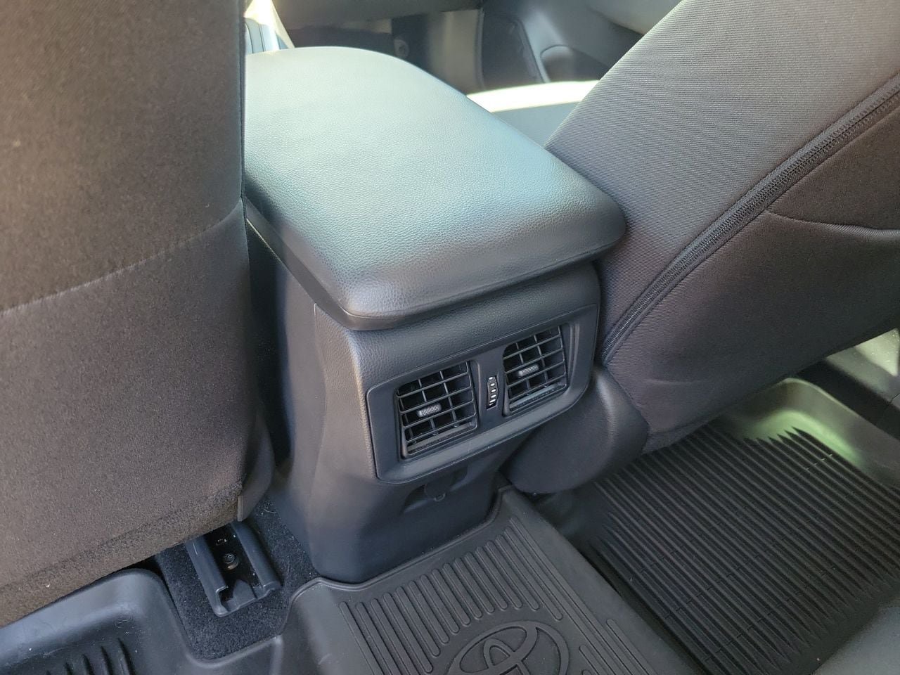 Used 2024 Toyota RAV4 LE AWD/4WD image 14